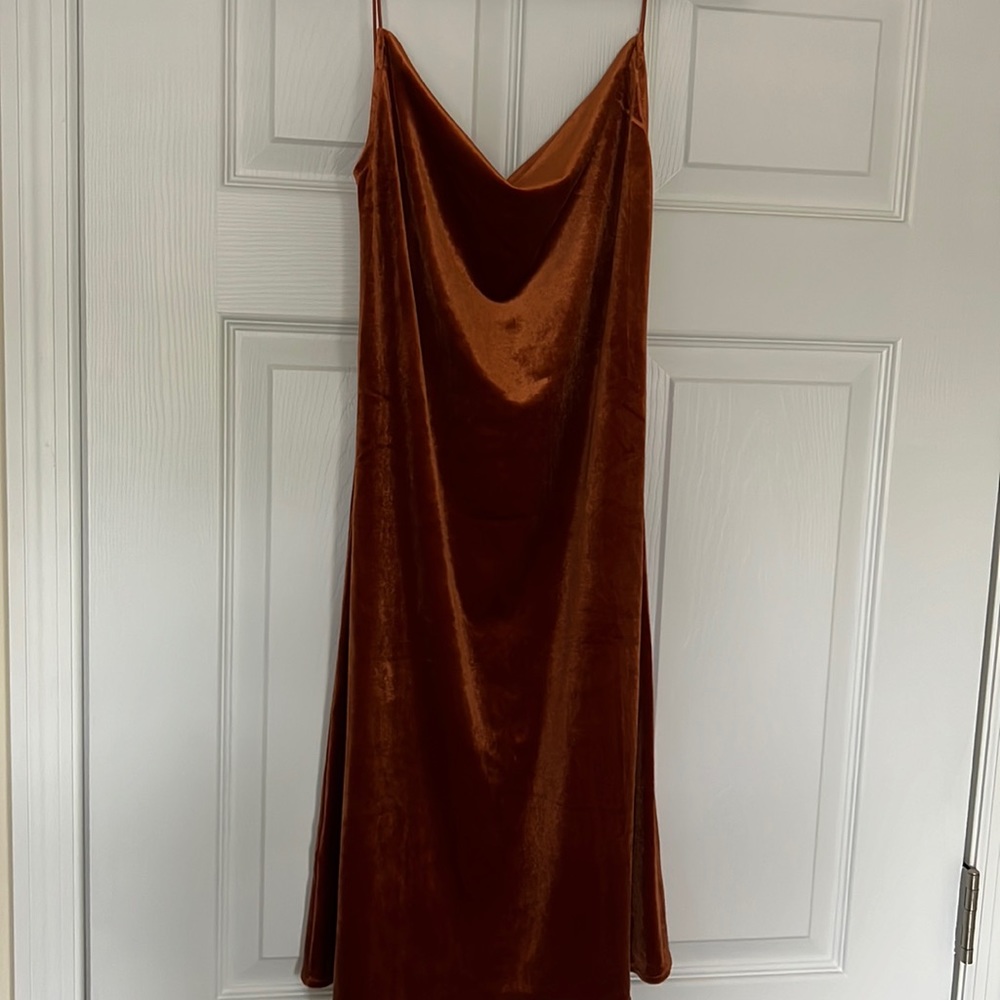 Beautiful dress that’s never been worn ! Size medium.